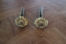 2 anciens caches support barre a rideau en bronze et laiton XIXe motif fleur