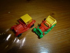 Lot de 2 vieilles voitures en