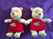 lot de 2 Doudou winnie  SALOPETTE ETIQUETTE jaune rouge vert   DISNEY BABY 24cm