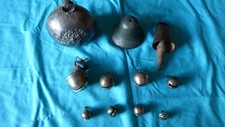Lot 8 grelots anciens sonnailles et 3 cloches bétail outils agriculture