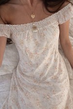 Robe blanche fleurie épaules