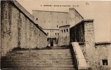 CPA LOURDES Entrée du Vieux Fort (414889)