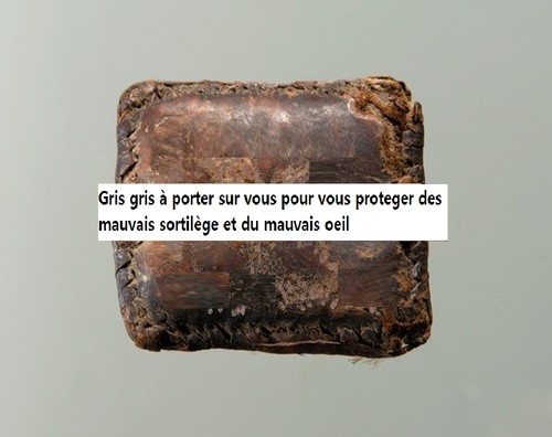 Une amulette protégeant - une, du