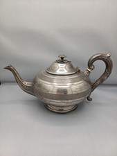 Théière ancienne en métal