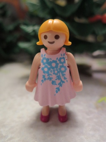Petite fille blonde avec robe - fille,