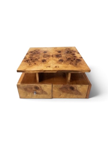Une table basse art - une,