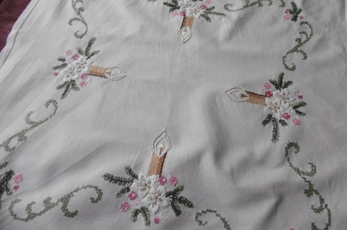 Nappe vintage joliment - , brodée