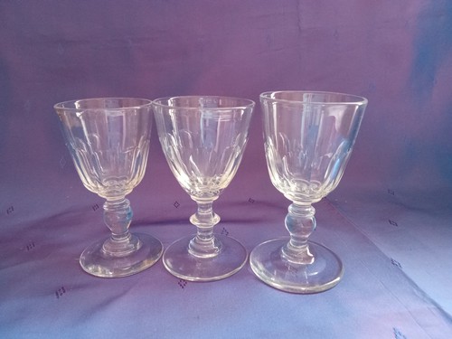 Trois verres cave a - trois,