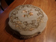 Belle boite ancienne en bois recouverte de soie brodée et passementerie