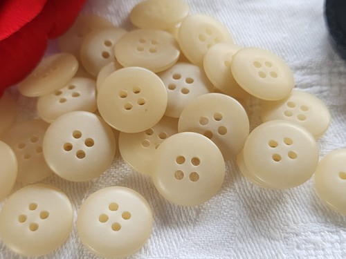 Lot boutons vintage creme - lot,