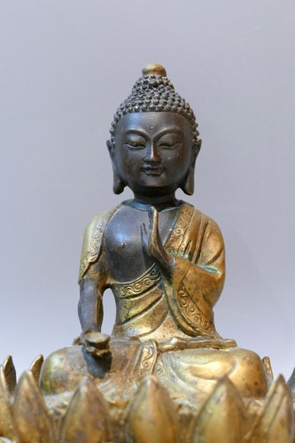 Bouddha amitabha sur fleur - bouddha,