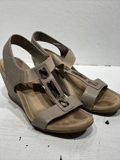 St. Johns Bay gold beige 3" Wedge Sandals Size 8.5 flex form