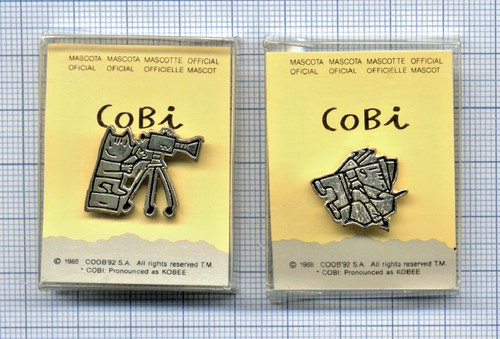 Pin mascotte cobi caméra - pin's,