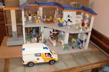 Hopital Playmobil 4404 et Ambulance 70049