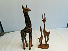 2 sculptures animaux Afrique girafe gazelle, en bois.