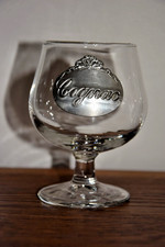 Verre à cognac et écusson en