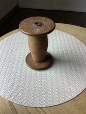 Grande bobine de fil en bois