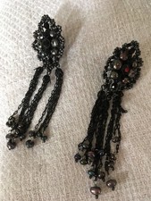 Belles BOUCLES d'OREILLES, clip,  SATELLITE, perles noires.  Très bon état 