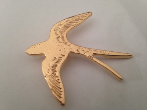Broche hirondelle métal doré