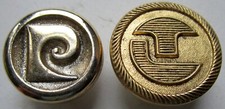 2 boutons plat en métal sigles pour Pierre Cardin et Ted Lapidus Haute couture