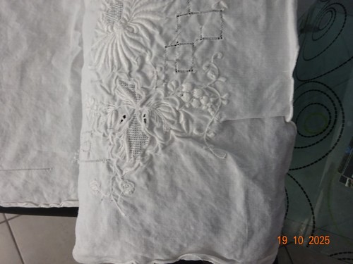 Très grande nappe brodée - ,