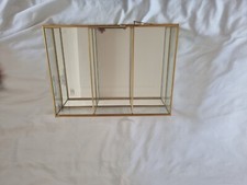 vitrine pour collection en verre, contour doré 2 étagères 
