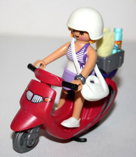 PLAYMOBIL 9084 FEMME VACANCIERE AVEC SCOOTER ROSE COMPLET
