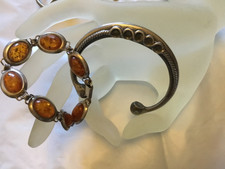 Bracelet argent et ambre + bracelet ethnique ciselé en très bon état.