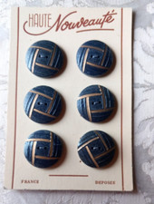 6 BOUTONS EN BOIS SUR CARTE