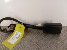 Attache ceinture avant droit