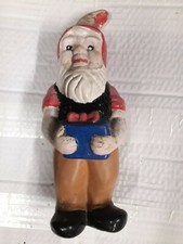 Nain de jardin ancien avec bonnet rose et paquet cadeau