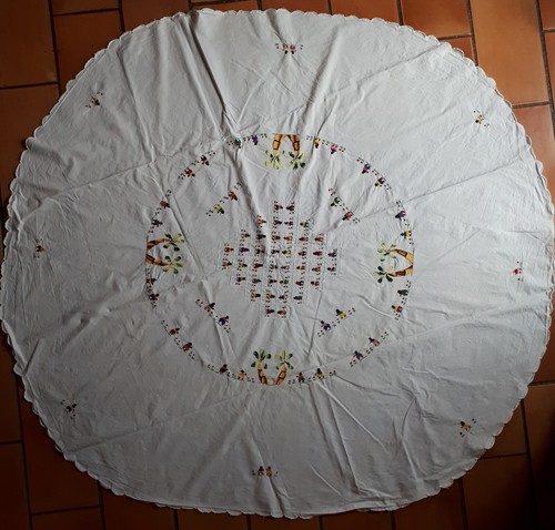 Nappe ronde artisanale brodée
