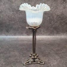 ancienne lampe en fer forgé et tulipe opalescente ref AP189