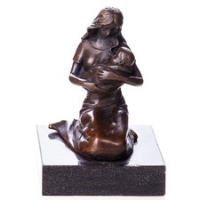 Sculpture d'une mère avec
