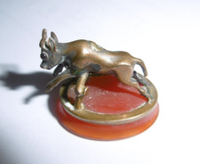 MINUSCULE PETIT ANIMAL EN