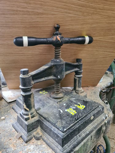 Presse relieur fonte - de, en