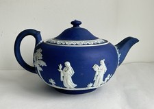 Ancien grande théière porcelaine Wedgwood cobalt blue Jasperware décor antique