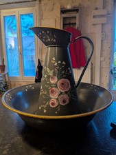 ANCIEN BROC DE TOILETTE , PICHET À EAU EN TÔLE - PEINT À LA MAIN . ARTISANAT 