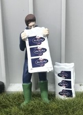 HLT - Personnage vidant un sac