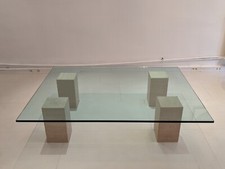 Table en verre et pieds en