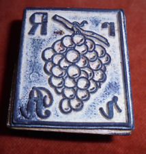 Nice R alphabet buffer like grape - 4.5 cm x 4 cm