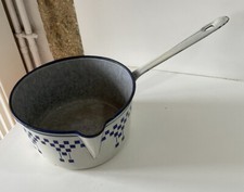 CASSEROLE ANCIENNE ÉMAIL BLEU ET BLANC A CARREAU LUSTUCRU BLEU COLLECTION DECO