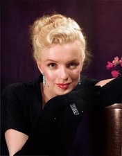Marilyn Monroe Looking Elegant