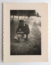 Homme cuisine réchaud camping