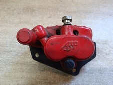 UN ETRIER DE FREIN AVANT AJP