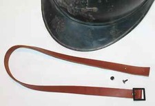 JUGULAIRE CASQUE ADRIAN 15. Cuir de veau naturel vieilli couleur brun.