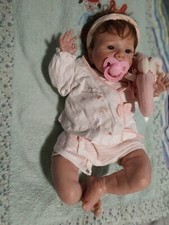 joli bébé reborn souriante