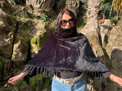 Joli poncho noir fausse - joli,