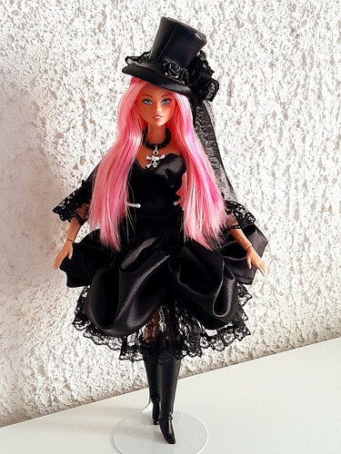 Barbie made move - move, gothique