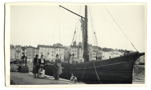 Famille devant bateau - , de